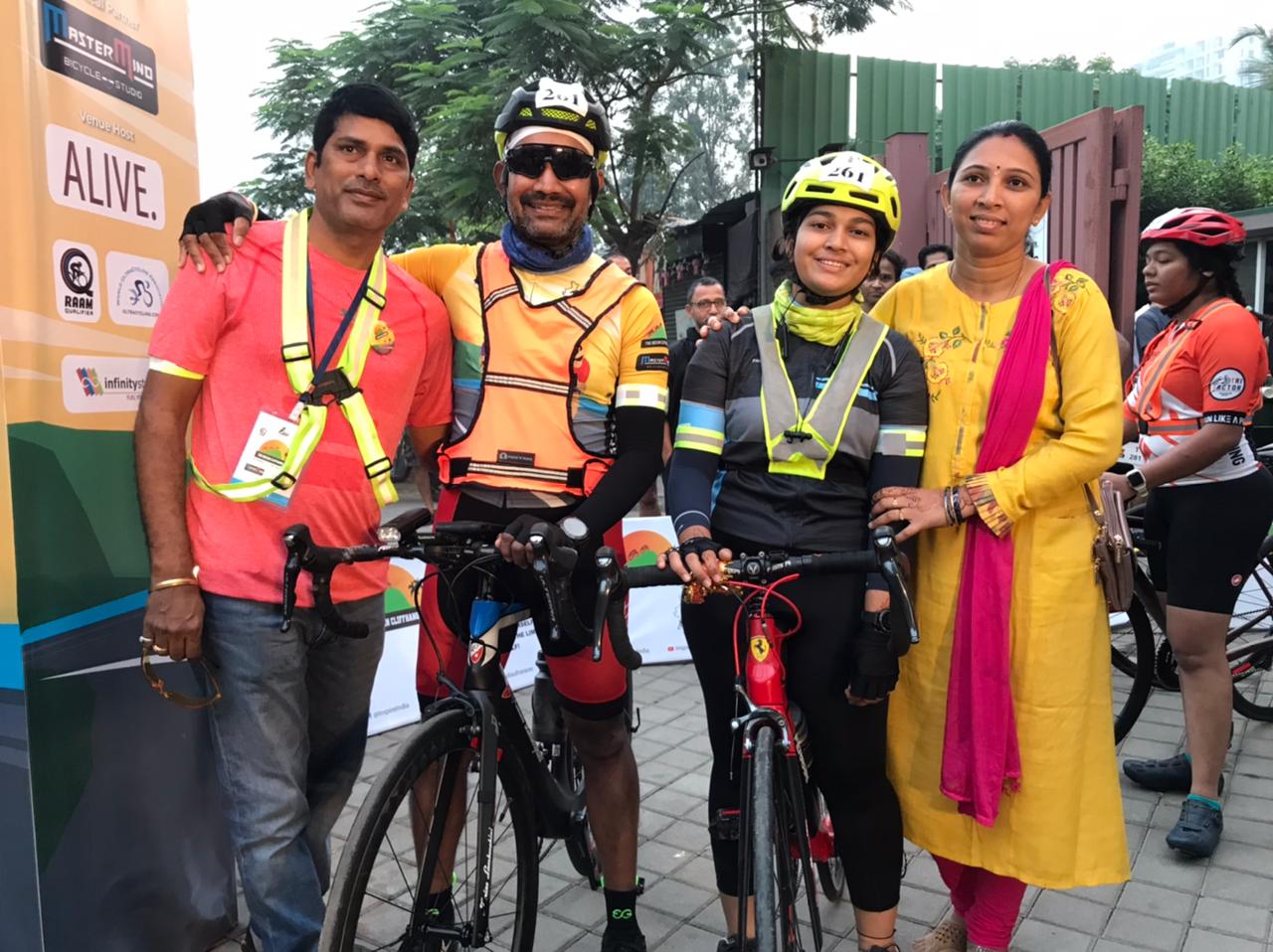 Pre-race at the Deccan Cliffhanger 9th Edition, 26 November 2022. Niharika with both her parents and Sudhakar.